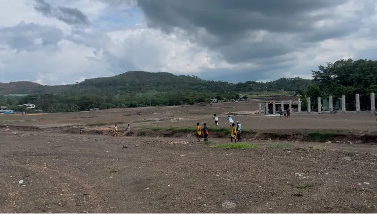 Women fetching water across evicted land. Port Moresby, December 20, 2024. Photo credit: Nayahamui Rooney